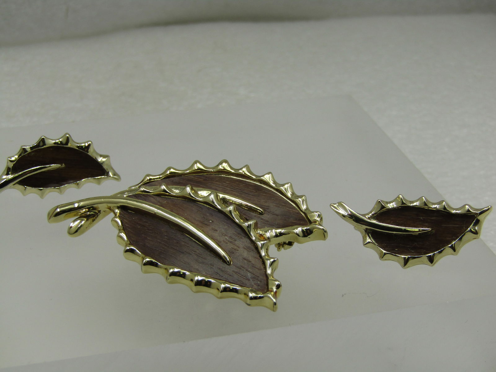 Vintage Woodgrain Double Leaf Brooch & Clip Earrings, 1960's, Sarah Coventry: Vintage Woodgrain Double Leaf Brooch & Clip Earrings, 1960's, Sarah Coventry. The broochis two gold tone wood grain leaves with scalloped edges and recessed woodgrain and raised vein down the