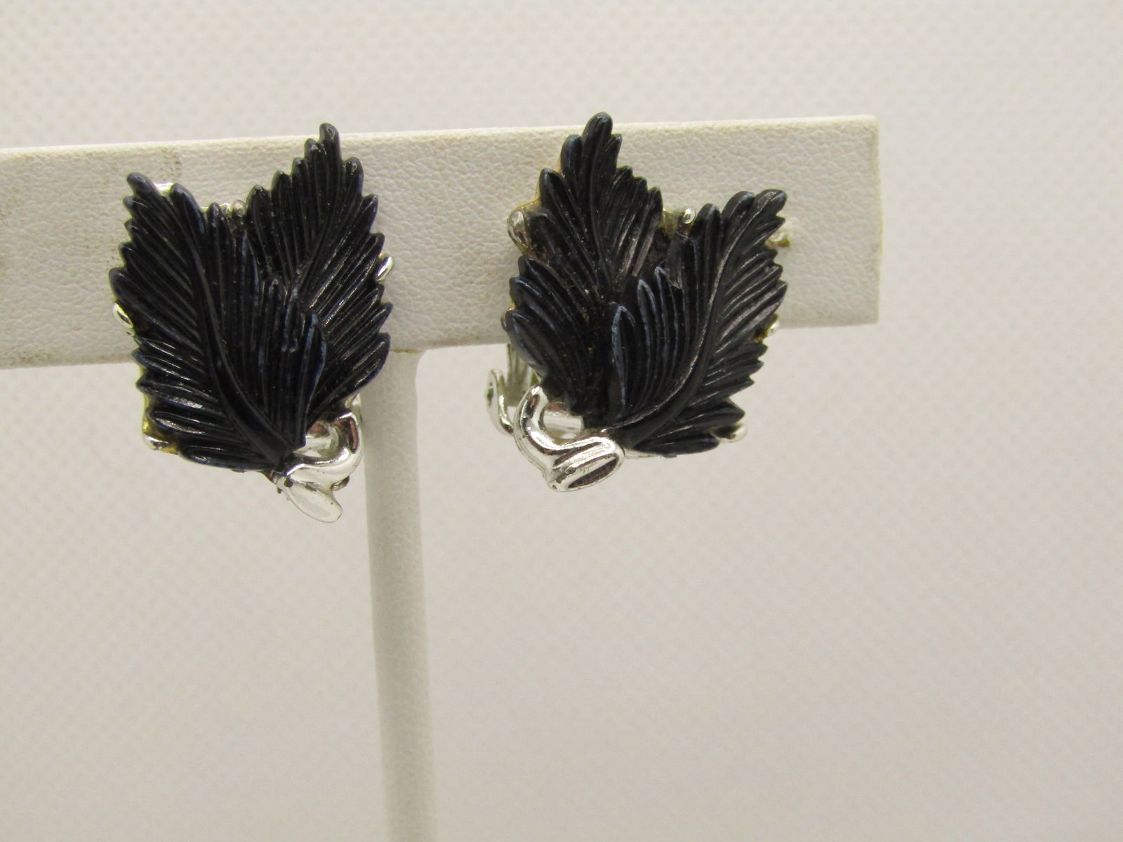 Vintage Black Leaf Clip Earrings, 1", Silver Tone: Vintage Black Leaf Clip Earrings, 1", Silver Tone, 1960's. Two black ridged black pressed acrylic leaves with nice detail that are slightly overlapped. Very good condition. Not signed by the maker. (I