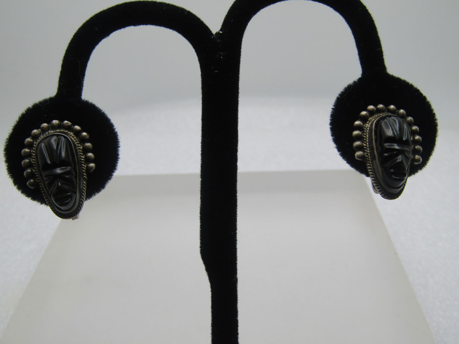 Vintage Sterling Mexico Carved Onyx Mask Earrings, Screwback, 1960's-1970's: Vintage Sterling Mexico Carved Onyx Mask Earrings, Screwback, 1960's-1970's, they are appx. 7/8" tall and 5/8" wide. They have a bezel-set black onyx carved mask with a beaded headdress on top and rop
