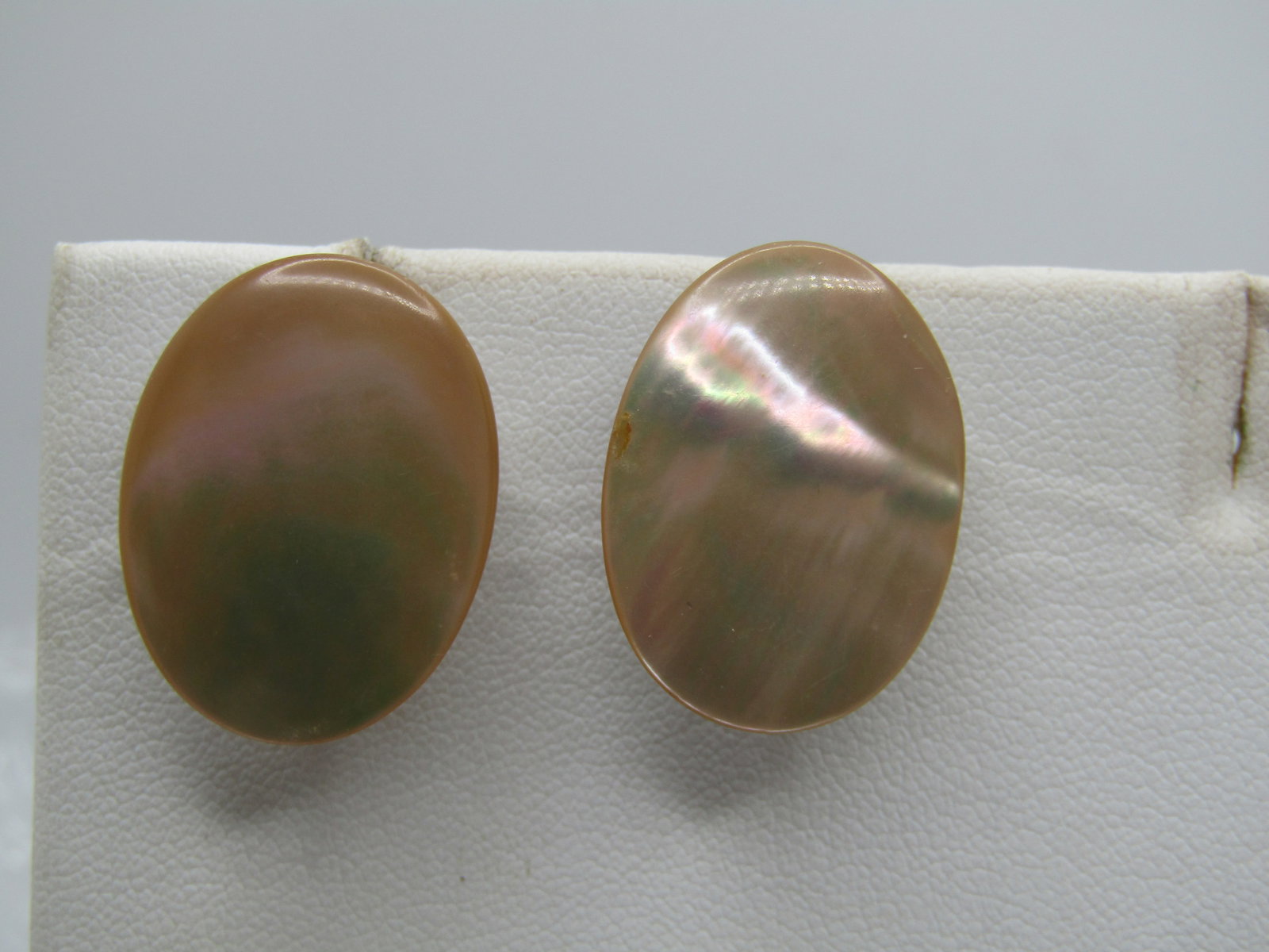 Vintage Tan Mother-of-Pearl Earrings, Screwback, 1960's: Vintage Tan Mother-of-Pearl Earrings, Screwback, 1960's. Silver tone mechanisms with 1" by 3/4" oval tan shimmery mother-of-pearl fronts. Not signed or marked. Very good condition. (W121722.4 SS9420 A