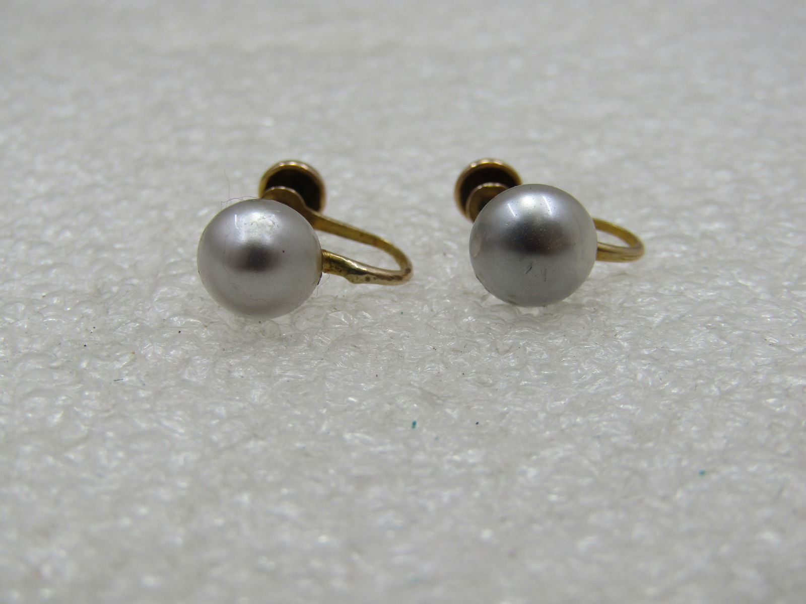 Vintage 10kt Tahitian Baroque Pearl Earrings, Screwback: Vintage 10kt Tahitian Baroque Pearl Earrings, Screwback, Tge pearls are a squat shape that are appx 7mm wide. They earrings are marked 10kt and tested. Weight is appx. 1.16 grams. The pearls are a sil