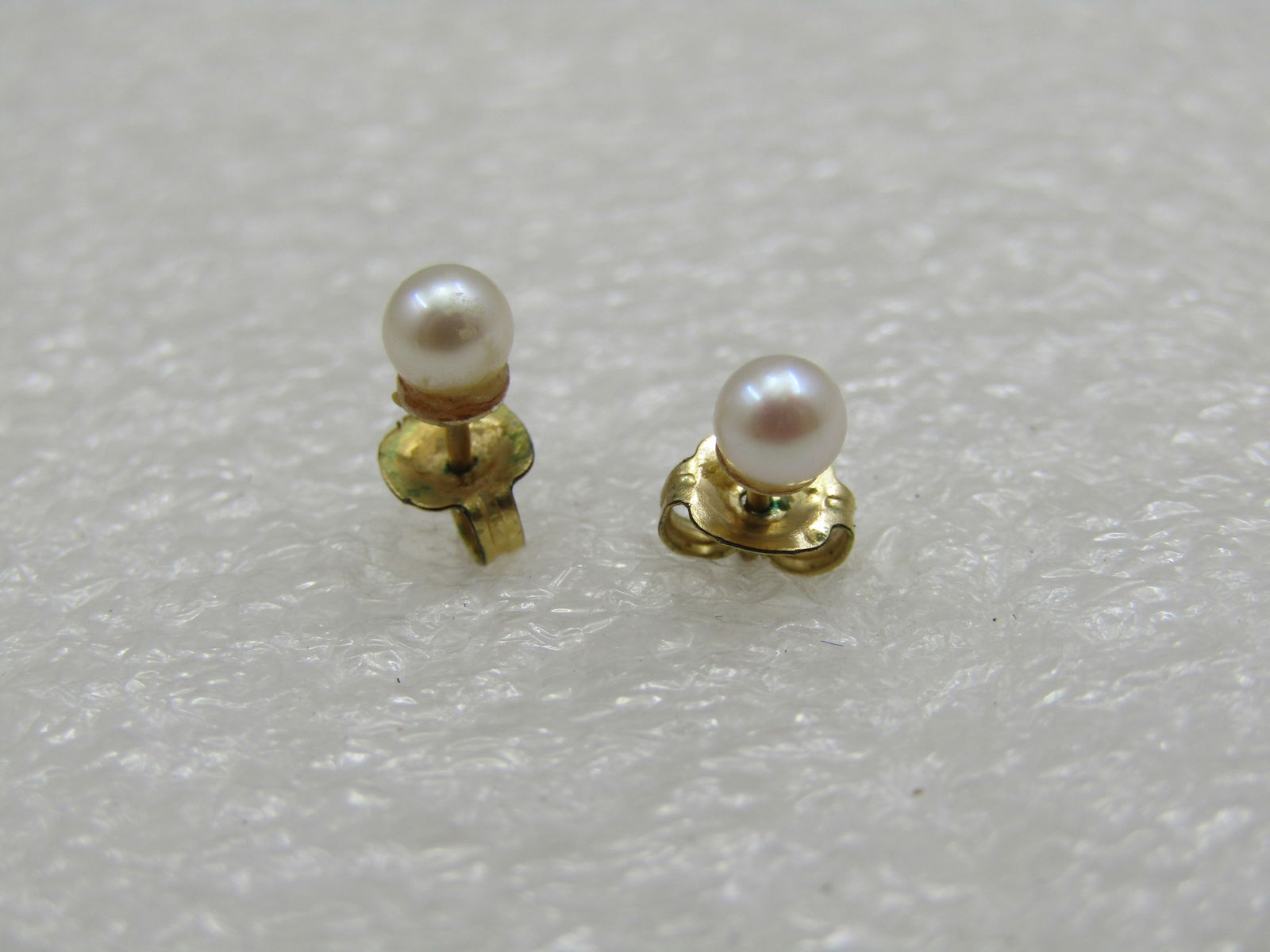 Vintage 14kt Pearl Stud Earrings, 3.8mm: Vintage 14kt Pearl Stud Earrings, 3.8mm. White pearl stud earrings, marked 14kt P (plumb) and tested on the posts. Weight of the earrings without the clutches .36 gr. The clutches are marked 14kt G.P.