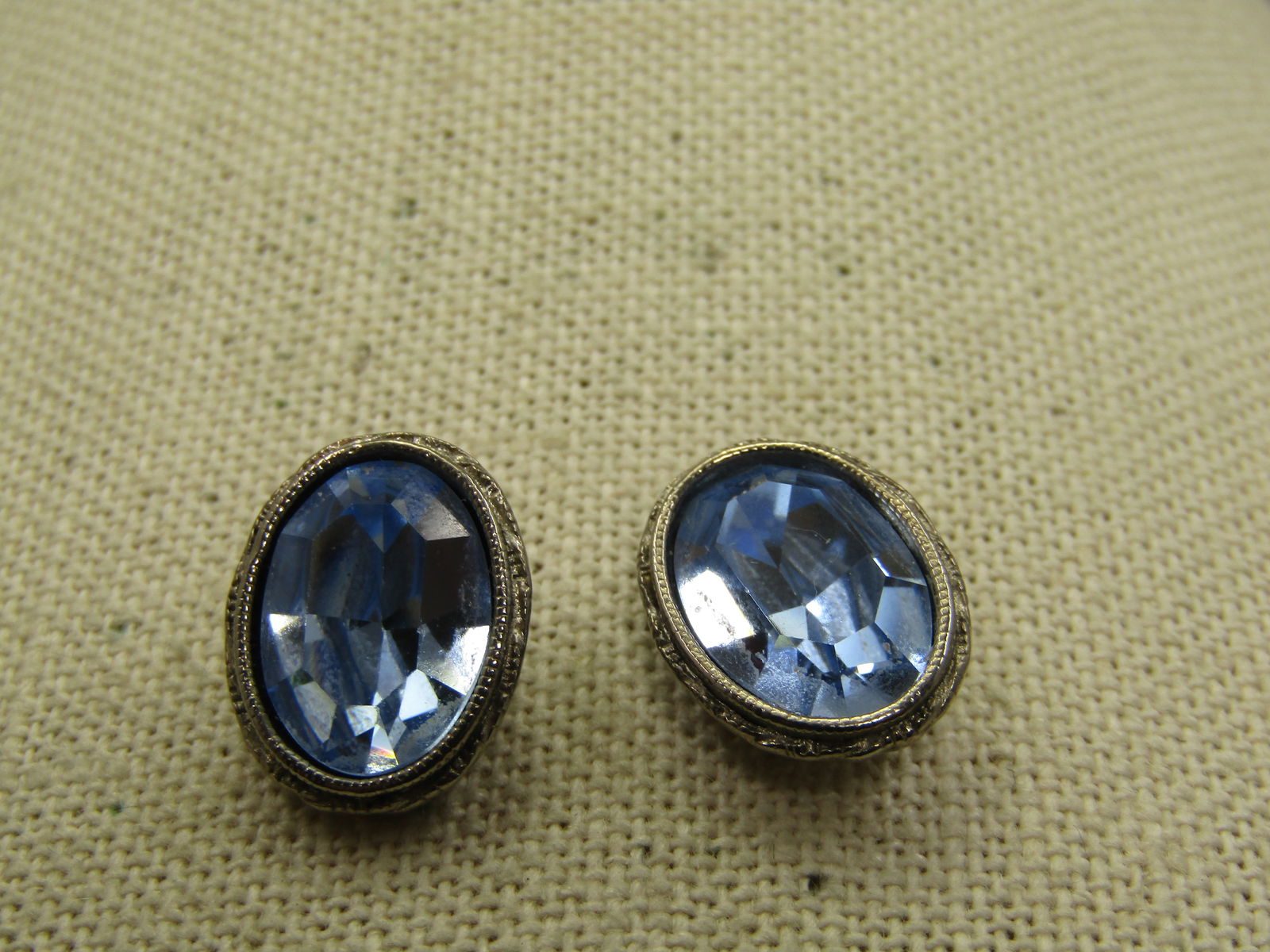 Vintage Blue Crystal Stud Earrings, Pierced, Oval: Vintage Blue Crystal Stud Earrings, Pierced, Oval. The blue stonesa are appx. 5/8" by 1/2". Textured frame with scrolled backs. They are not signed or marked. Nice quality. 1980's-1990's. (KTY 1X5 SS8