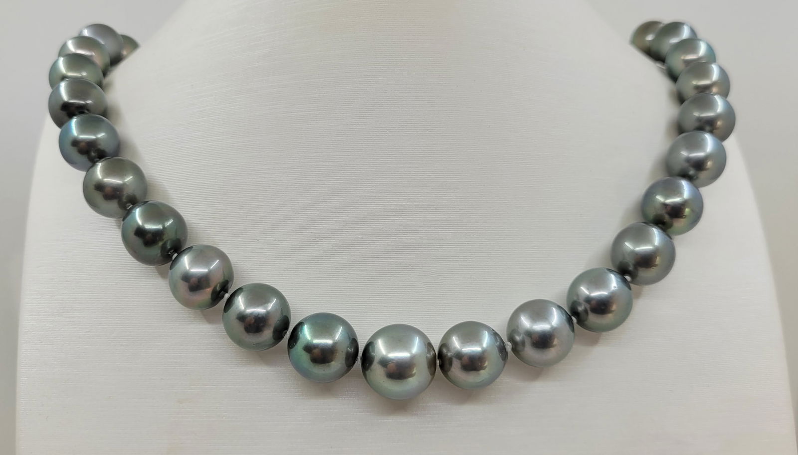Necklace PSL Certified Tahitian Pearls - 11.0x13.2mm: Title: Necklace PSL Certified Tahitian Pearls - 11.0x13.2mm Description: This necklace is in the category of the Tahitian Pearls according to the tested results and the P.S.L criteria. Emerging from