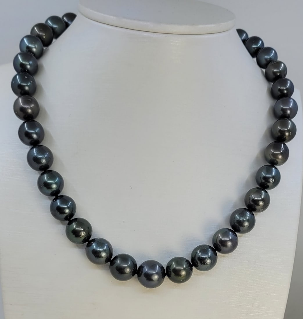 Necklace, ALGT Certified Tahiti Pearls - 11.0x13.1mm: Title: Necklace, ALGT Certified Tahiti Pearls - 11.0x13.1mm Description: This necklace is in the category of the Tahitian Pearls according to the tested results and the ALGT criteria. Emerging from th