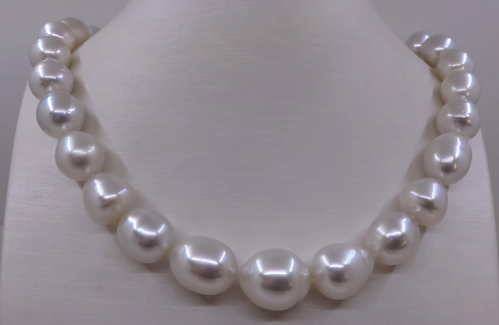 Necklace PSL Certified Australian South Sea Pearls - Huge Size - 12.1x16.6mm: Title: Necklace PSL Certified Australian South Sea Pearls - Huge Size - 12.1x16.6mm Description: This necklace is in the category of the strongest Teri according to the tested results and the P.S.L