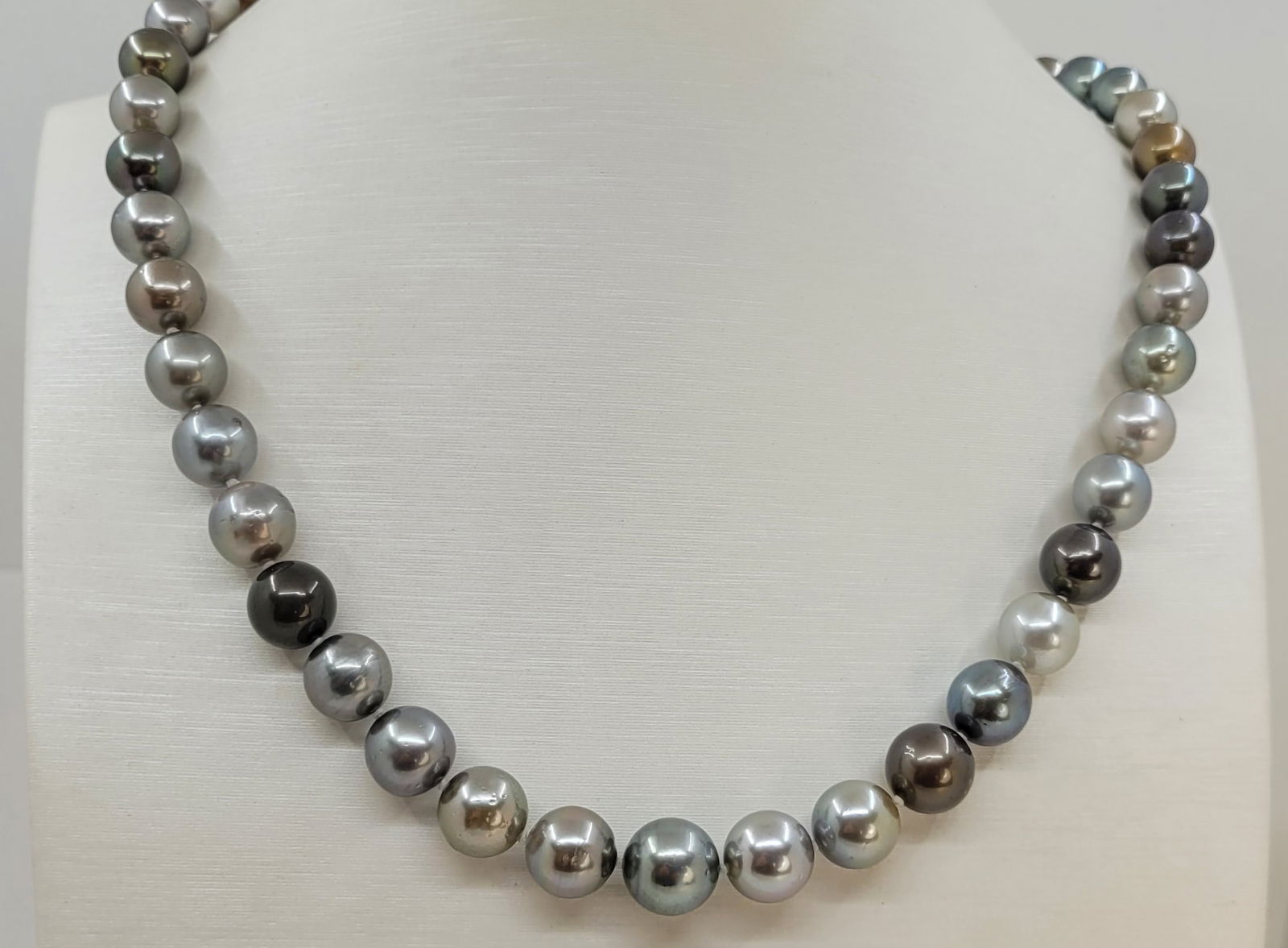 Necklace PSL Certified Tahitian Pearls - 7.3x10.5mm: Title: Necklace PSL Certified Tahitian Pearls - 7.3x10.5mm Description: This necklace is in the category of the Tahitian Pearls according to the tested results and the P.S.L criteria. Emerging from th