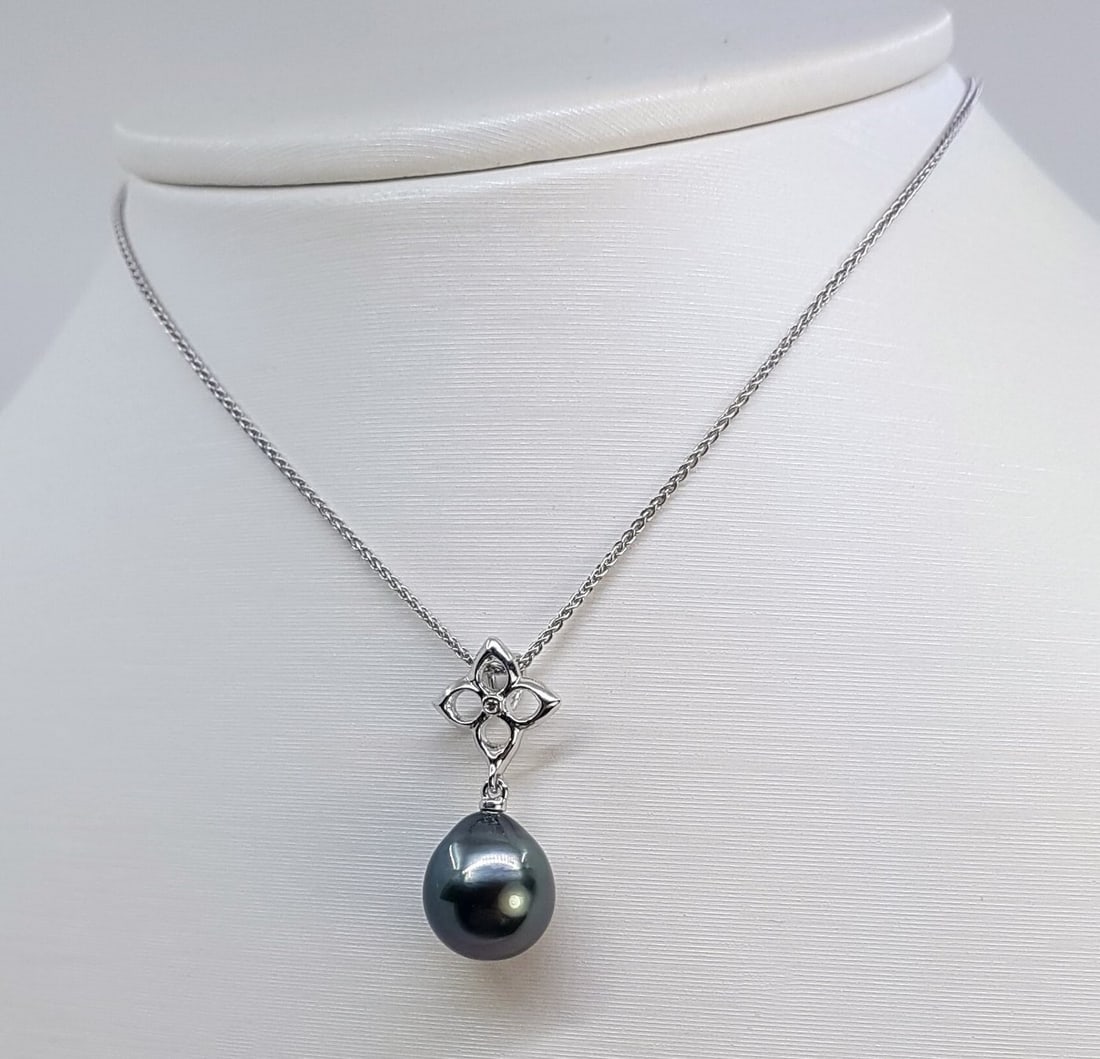 Pendant - 14 kt. White gold - 0.01ct. tw. - 10x11mm Tahitian Pearl - 2