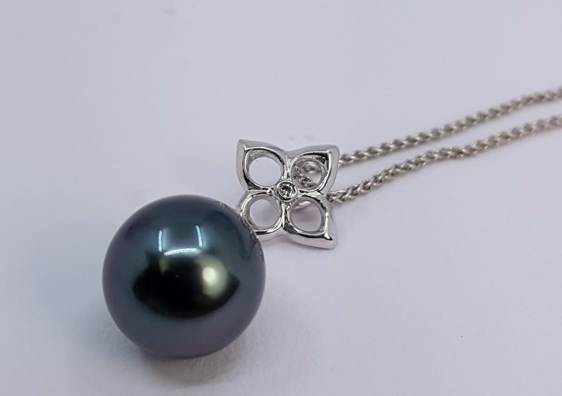 Pendant - 14 kt. White gold - 0.01ct. tw. - 10x11mm Tahitian Pearl - 6