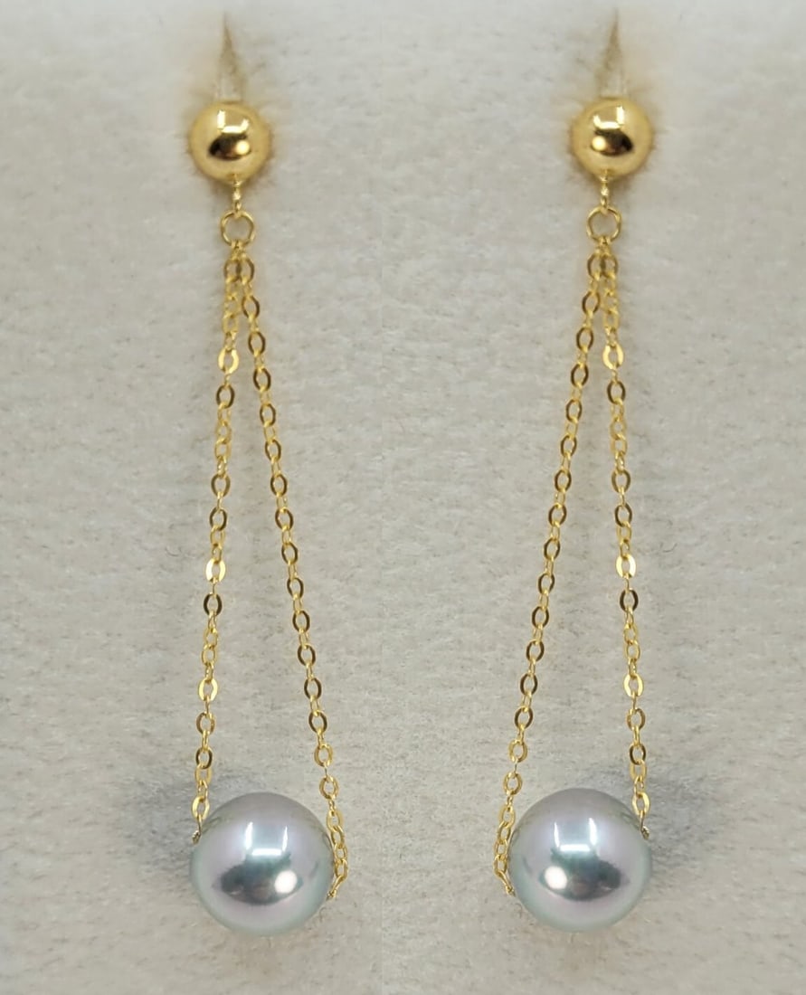 Earrings - 18 kt. Yellow gold - 7.5mm Akoya Pearls: Title: Earrings - 18 kt. Yellow gold - 7.5mm Akoya Pearls Description: Produced in the warm waters of Japan, these pearls have a natural stunning silvery grey colour and look beautiful with the