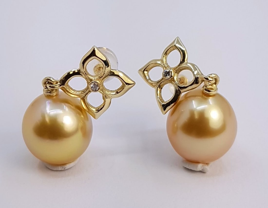 Earrings 10x11mm Golden South Sea Pearls - 14 kt. Yellow gold - 0.02 ct: Title: Earrings 10x11mm Golden South Sea Pearls - 14 kt. Yellow gold - 0.02 ct Description: A pair of luxury pearl earrings featuring two beautiful deep golden South Sea pearls, mounted below a