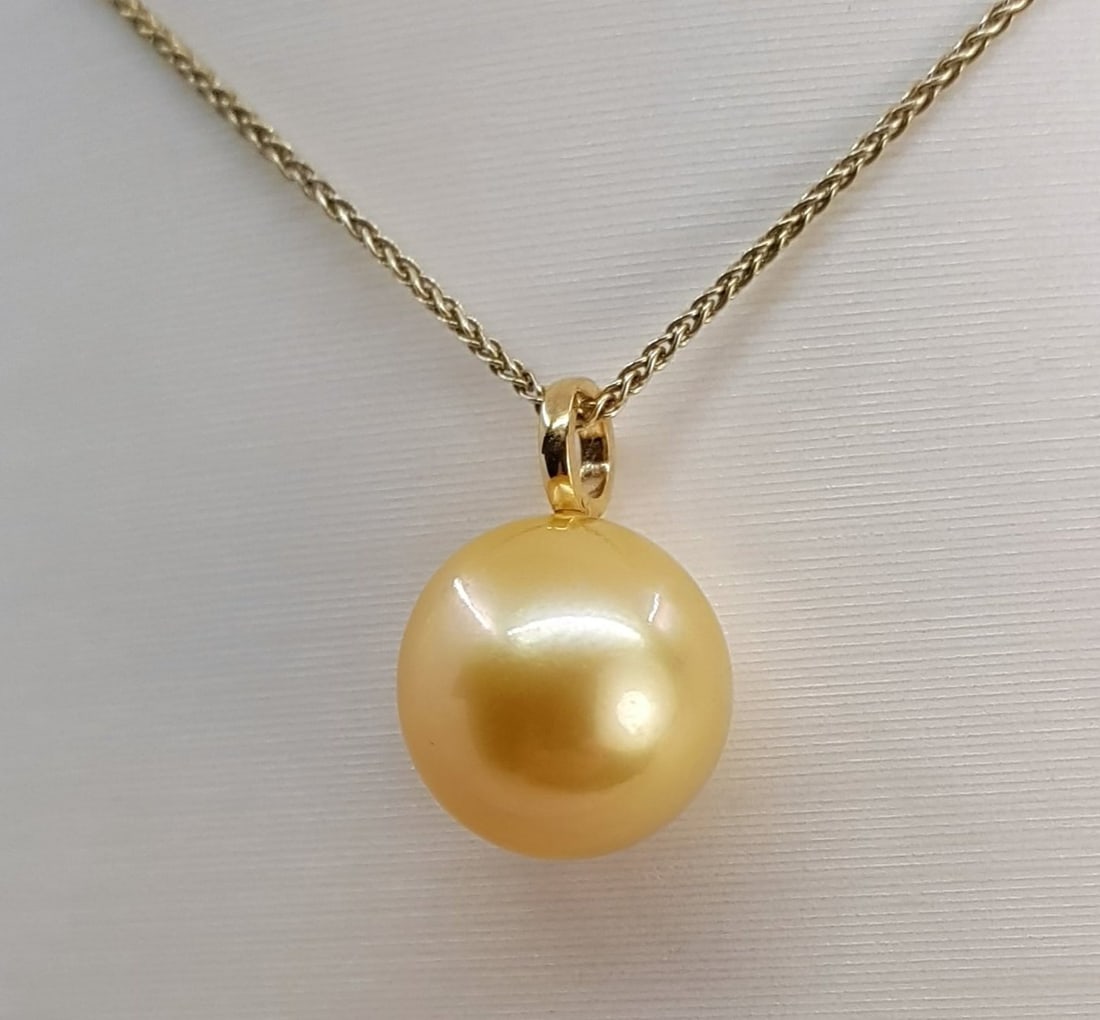 Pendant - 14 kt. Yellow gold - 11x12mm South Sea Pearl: Title: Pendant - 14 kt. Yellow gold - 11x12mm South Sea Pearl Description: Emerging from the warm oceans of Australia, this pearl has been selected for its natural magnificent deep golden colour and b