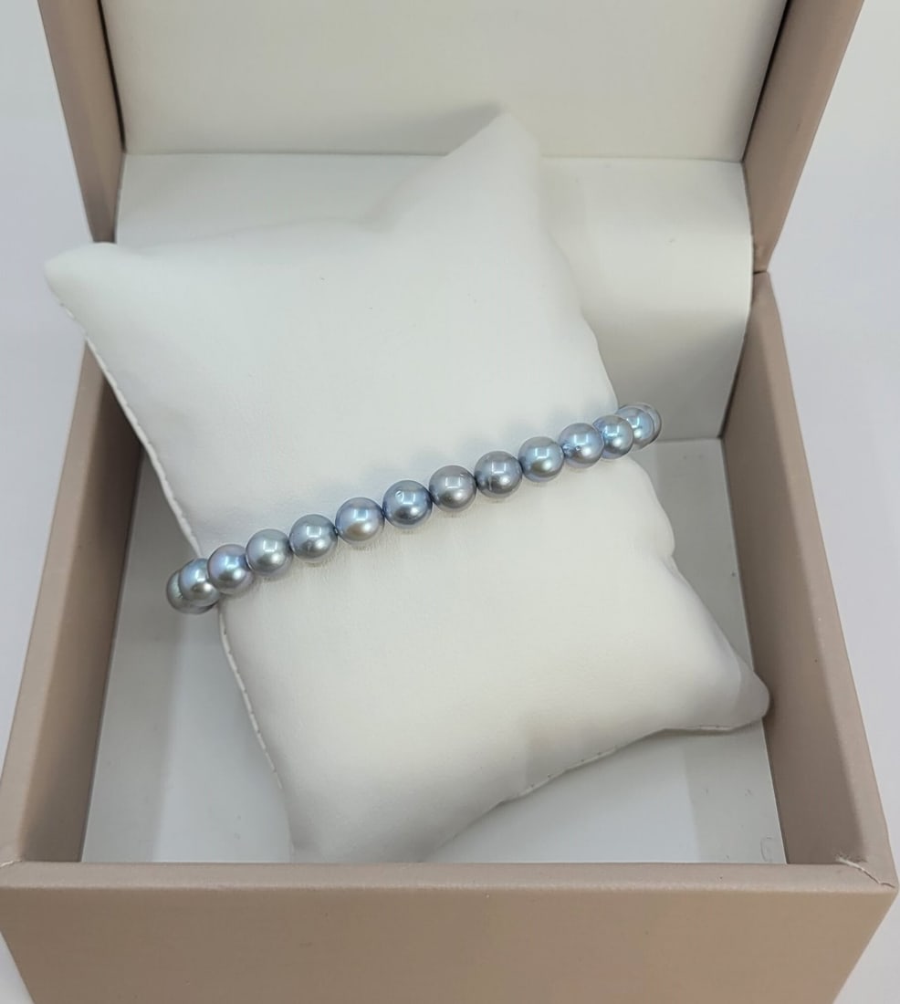 No Reserve Price - Bracelet 6x6.5mm Silvery Akoya Pearls: Title: No Reserve Price - Bracelet 6x6.5mm Silvery Akoya Pearls Description: A beautiful pearl bracelet of silvery saltwater AAA Akoya pearls with exceptional lustre. The classic Akoya pearl is a
