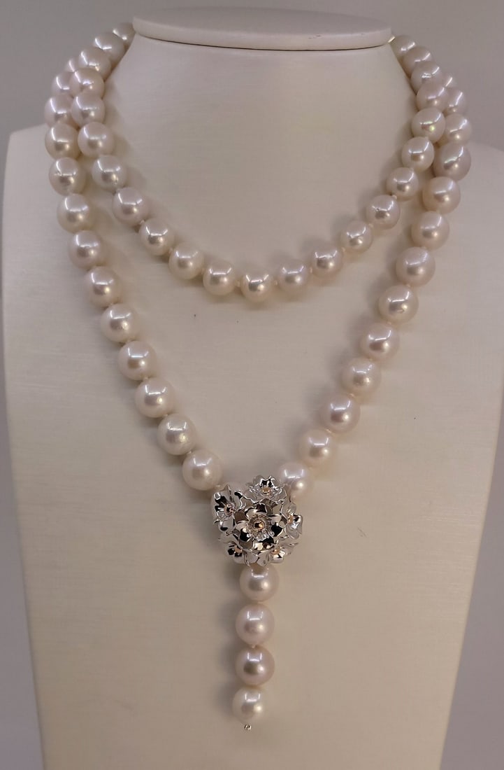 Necklace 9x11.5mm White Edison Freshwater pearls: Title: Necklace 9x11.5mm White Edison Freshwater pearls Description: Most freshwater pearls are nucleated by tissue, but Edison cultured pearls are nucleated with beads, exactly as saltwater pearls Th