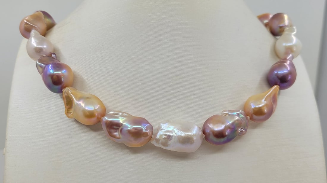 Necklace 13x14mm Baroque Edison Freshwater pearls: Title: Necklace 13x14mm Baroque Edison Freshwater pearls Description: This necklace will stand out for its radiant glow ! Most freshwater pearls are nucleated by tissue, but Edison cultured pearls are