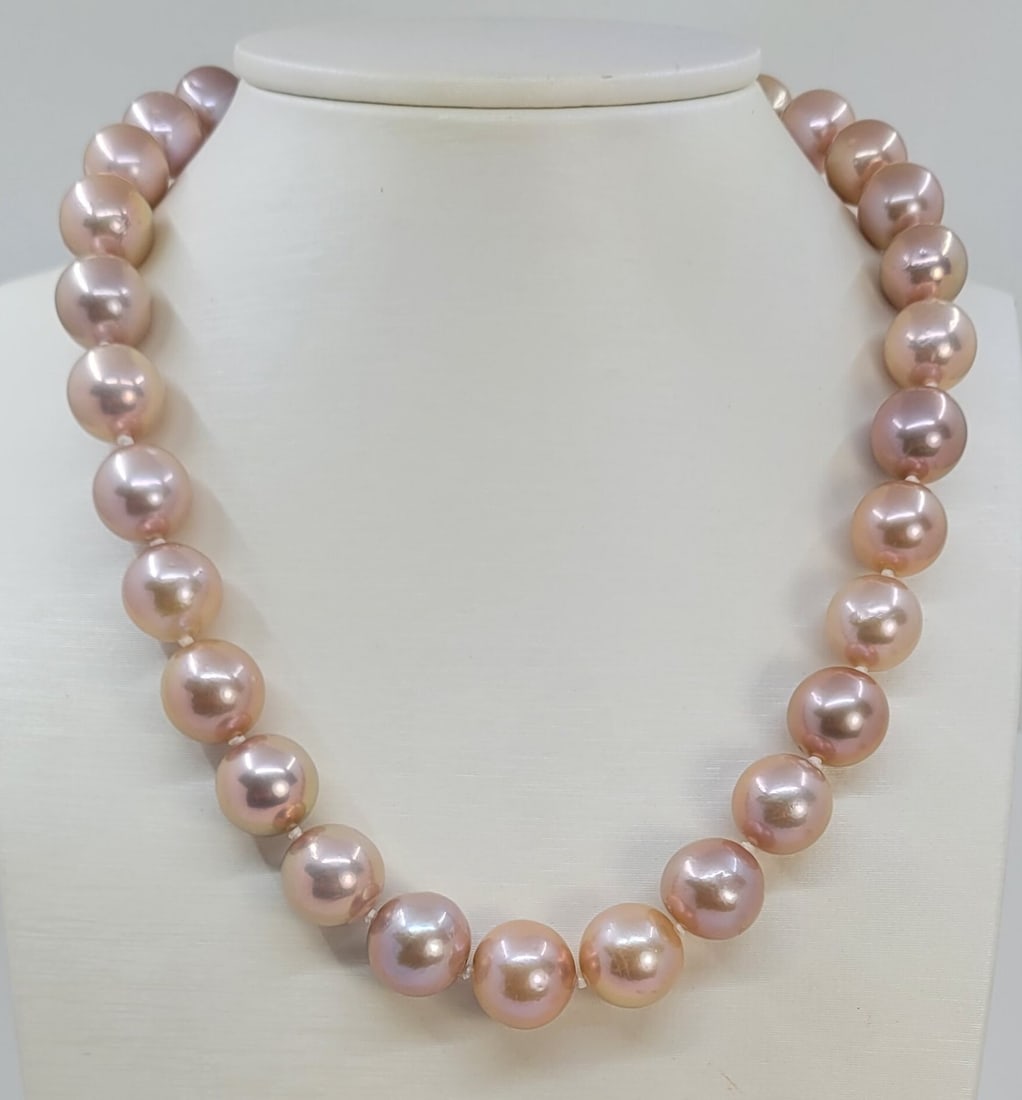 Necklace Huge 12x15mm Round Edison Pearls: Title: Necklace Huge 12x15mm Round Edison Pearls Description: This necklace will stand out for its radiant glow ! Most freshwater pearls are nucleated by tissue, but Edison cultured pearls are nucleat