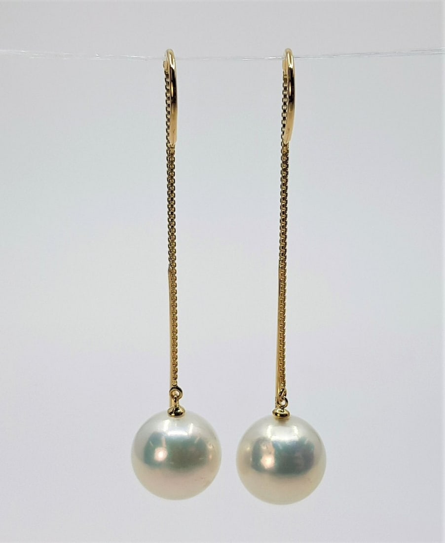 9x10mm Round Bright Edison Pearls - 18 kt. Yellow gold - Earrings: Title: 9x10mm Round Bright Edison Pearls - 18 kt. Yellow gold - Earrings Description: Produced in the warm oceans of Southeast Asia, these pearls have a natural stunning vibrant white colour with shim