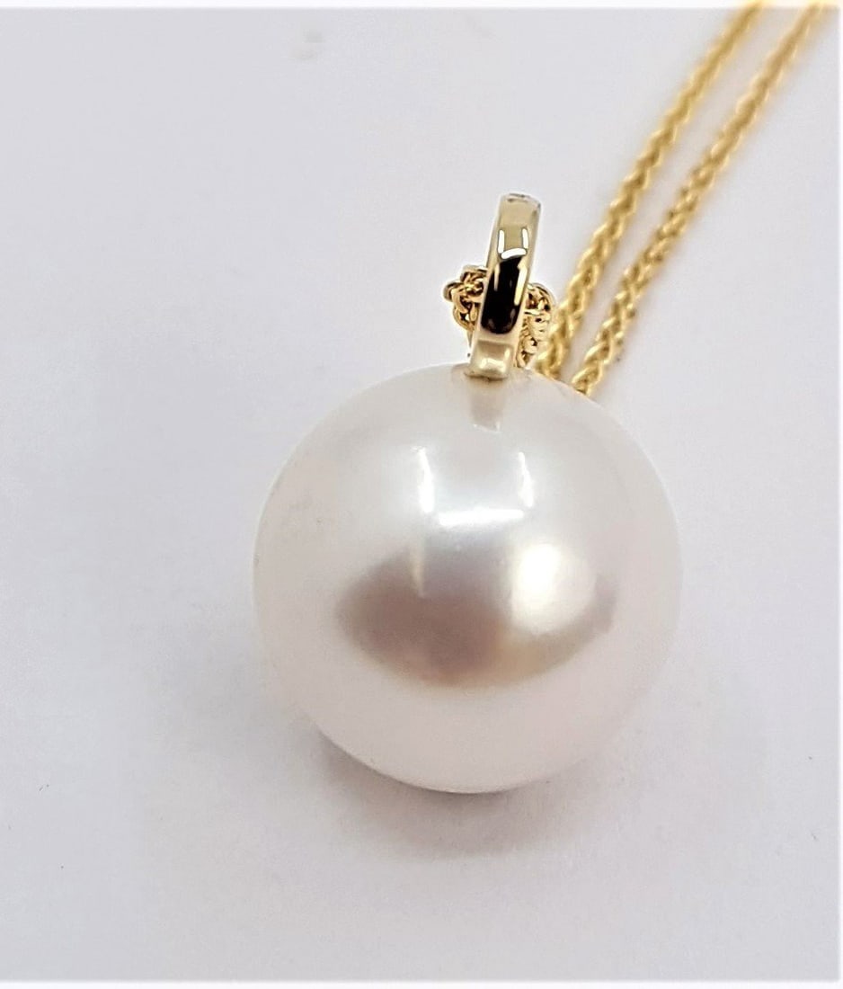 11x12mm Round Bright Edison Freshwater Pearl - 14 kt. Gold - Necklace with pendant: Title: 11x12mm Round Bright Edison Freshwater Pearl - 14 kt. Gold - Necklace with pendant Description: This Edison freshwater pearl has been selected for its big size, natural beautiful vibrant white