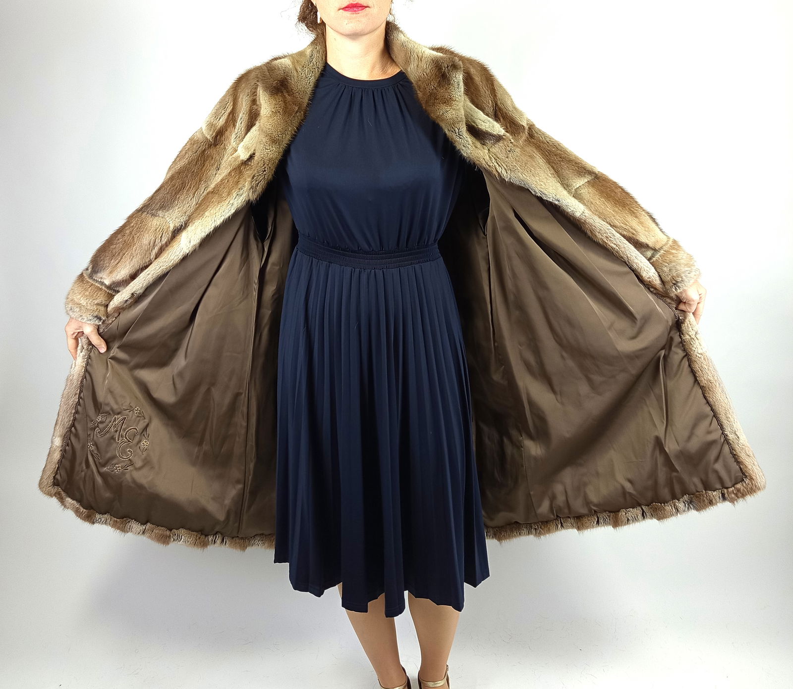 LONG MUSKRAT FUR COAT EU: XL ; US: 20 - 5