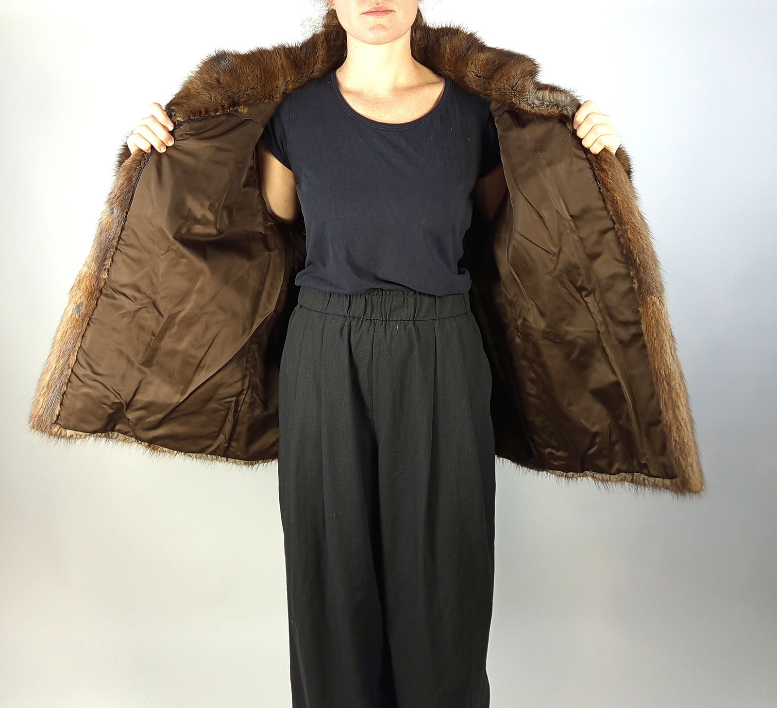 BISAM FUR SHORT COAT EU: XL - US:20 - 8