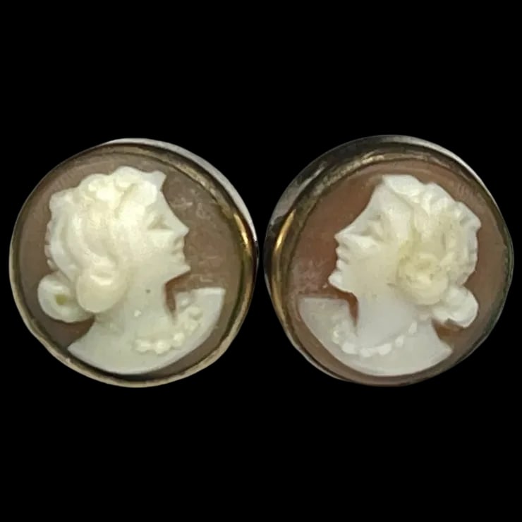 Vintage Van Dell 12k GF Screw-back Pierced Cameo Earrings: Title: Vintage Van Dell 12k GF Screw-back Pierced Cameo Earrings Description: Vintage Van Dell 12k GF Screw-back Pierced Cameo Earrings Hallmarked- Van Dell 1/20- 12k G.F.Weighs 3 gramsMeasures