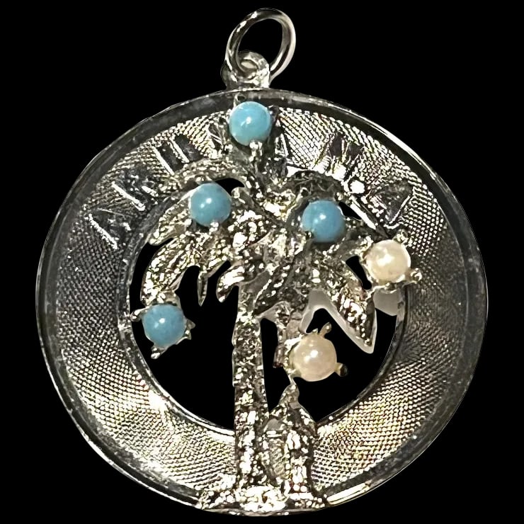 Vintage Aruba N.A. Sterling Silver Large Disk Palm Tree Charm/Pendant: Title: Vintage Aruba N.A. Sterling Silver Large Disk Palm Tree Charm/Pendant Description: Vintage Aruba N.A. Sterling Silver Large Disk Palm Tree Charm/PendantHallmarked: SterlingWeighs: 5