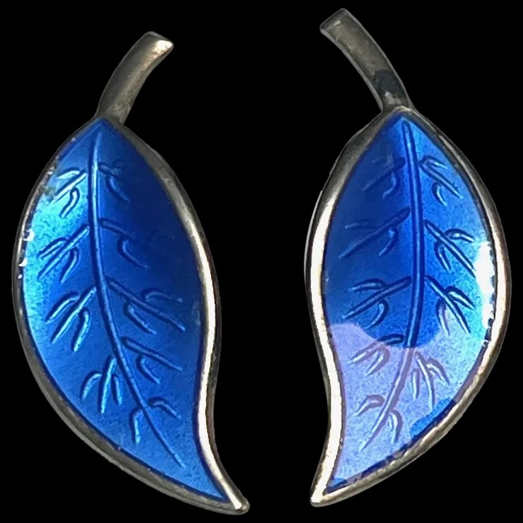 Vintage Sterling Silver David Anderson Norway Sterling Silver Enamel Blue Leaf Clip Earrings: Title: Vintage Sterling Silver David Anderson Norway Sterling Silver Enamel Blue Leaf Clip Earrings Description: Vintage Sterling Silver David Anderson Norway Sterling Silver Enamel Blue Leaf Clip Ear