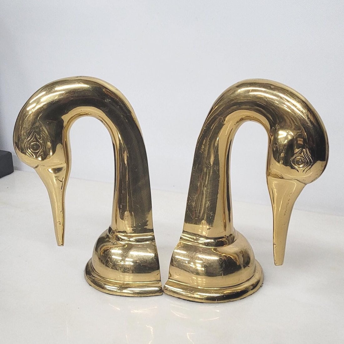 Vintage Brass Swan Head Bookends Pair Hollywood Regency Glam Mid Century Bird Decorative Library: Title: Vintage Brass Swan Head Bookends Pair Hollywood Regency Glam Mid Century Bird Decorative Library Shelf Decor Description: Vintage Brass Swan Head Bookends (Pair) â€” sculptural