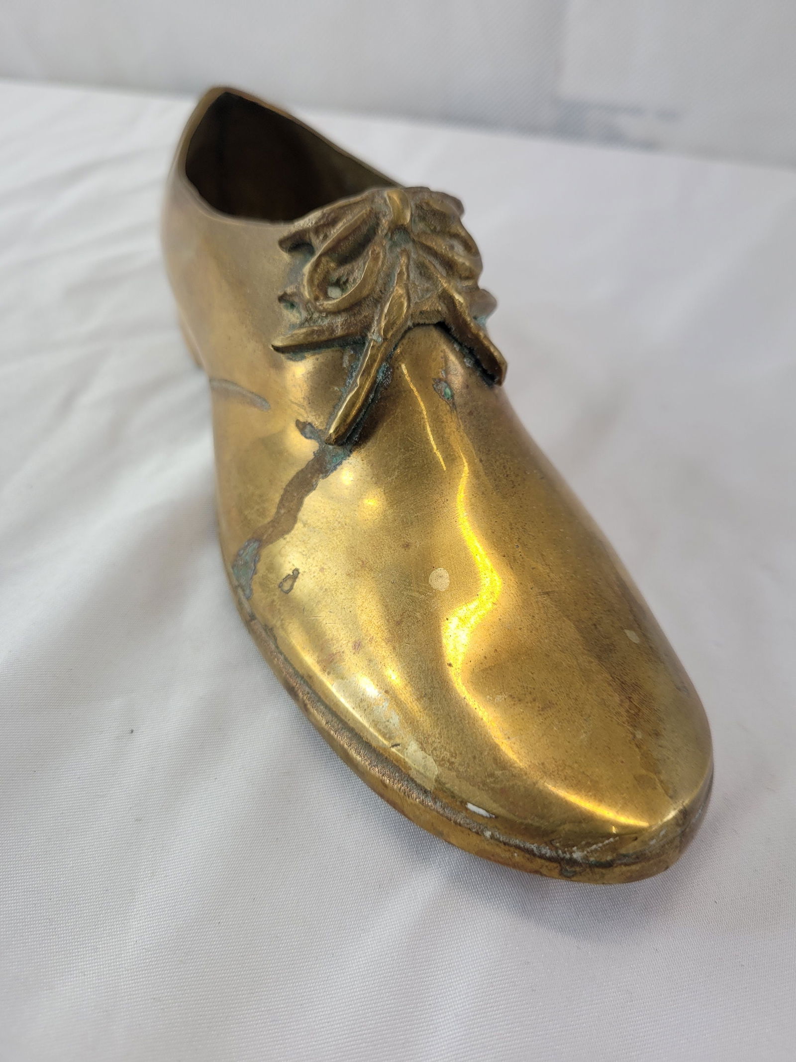 Vintage Brass Shoe Dish, Display, Planter, Stash Box Table Top Decor: Title: Vintage Brass Shoe Dish, Display, Planter, Stash Box Table Top Decor Description: Vintage Brass Shoe Display, Planter, Stash Box In good condition with heavy tarnish and minor wear. 