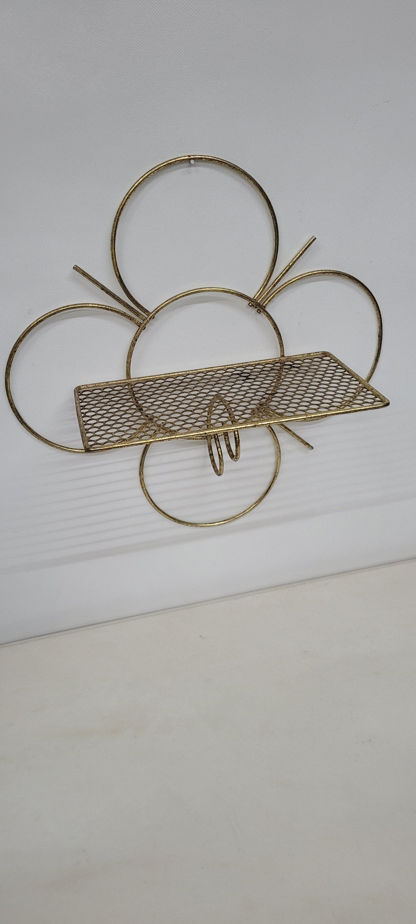 Vintage Wall Shelf Mid Century Modern Abstract Flower Atomic Mategot Style: Title: Vintage Wall Shelf Mid Century Modern Abstract Flower Atomic Mategot Style Description: Vintage Gold Flower Wire Metal Wall Shelf â€“ iconic Mid Century Modern Atomic Mategot