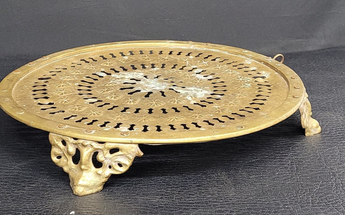 Vintage Brass Plant Stand Vase Holder Riser Table Home Decor Display: Title: Vintage Brass Plant Stand Vase Holder Riser Table Home Decor Display Description: Vintage Brass Plant Stand Vase Holder Riser Table Home Decor Display â€“ low, wide brass riser