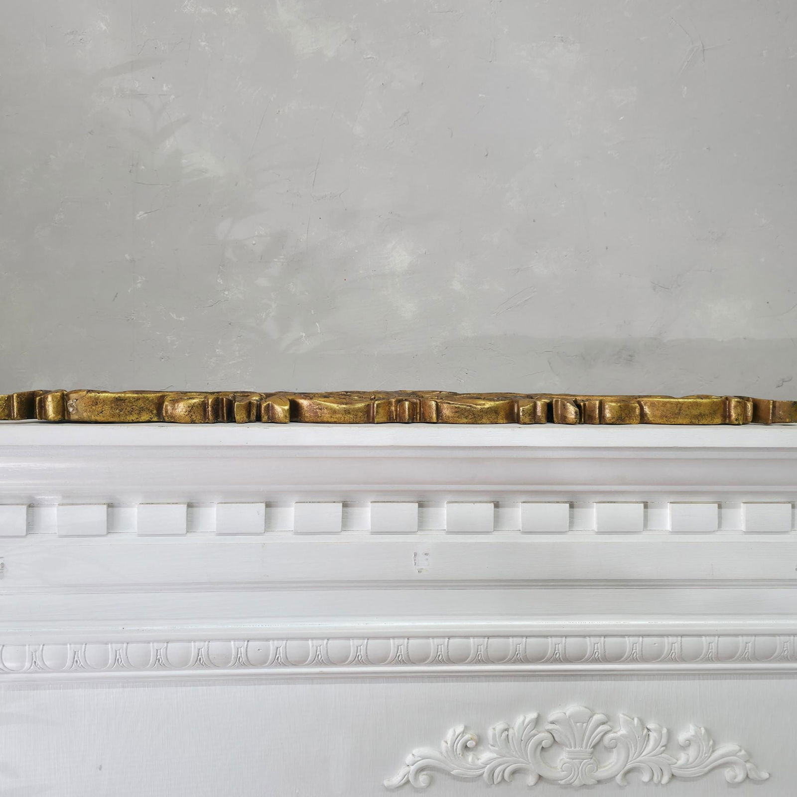 Vintage Gilt Overdoor Pediment Baroque Acanthus Rosette Crest 33.5" Mirror Topper Mantel Crown - 3