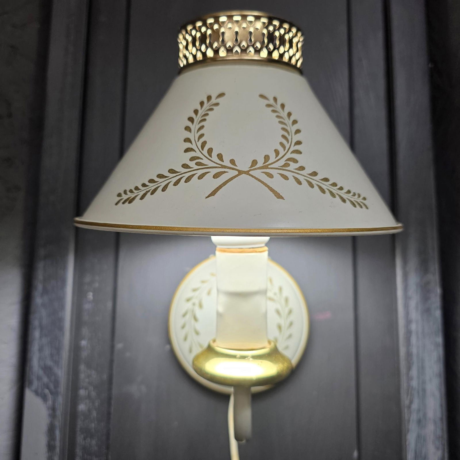 Vintage White & Gold Laurel Wreath Wall Sconce, Tole Gooseneck Plug-In Lamp Brass Gallery Shade,: Title: Vintage White & Gold Laurel Wreath Wall Sconce, Tole Gooseneck Plug-In Lamp Brass Gallery Shade, Neoclassical Lighting Description: Elegant vintage wall sconce in soft ivory/white with gold lau