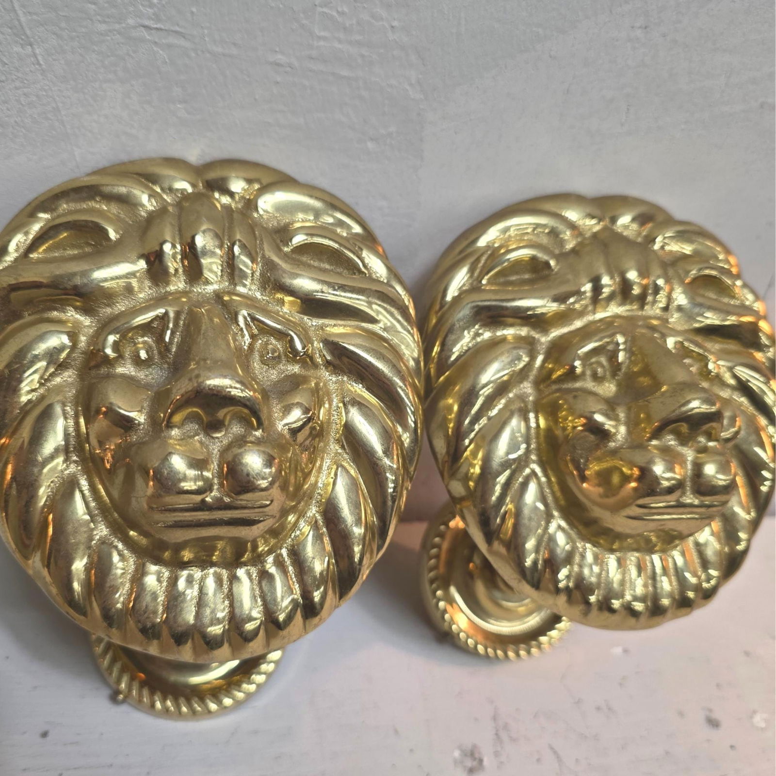 Vintage Pair Brass Lion Head Curtain Tiebacks Drapery Holdbacks Wall Hooks Hollywood Regency Gold: Title: Vintage Pair Brass Lion Head Curtain Tiebacks Drapery Holdbacks Wall Hooks Hollywood Regency Gold Figurative Decor Description: Regal, weighty, and gloriously shiny â€” this pa