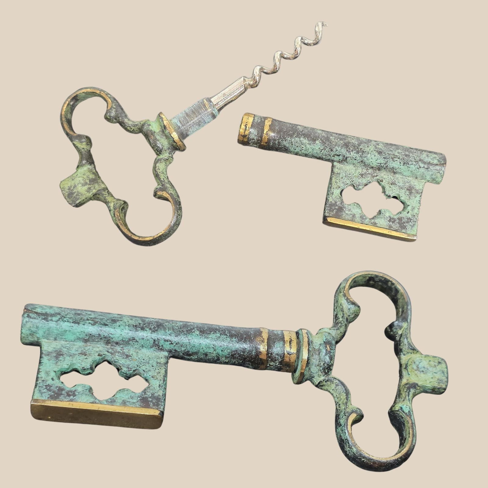 Vintage Skeleton Key Corkscrew Hidden Bar Tool Steampunk Decor Mid Century Gift Novelty Wine Opener (1 of 10)