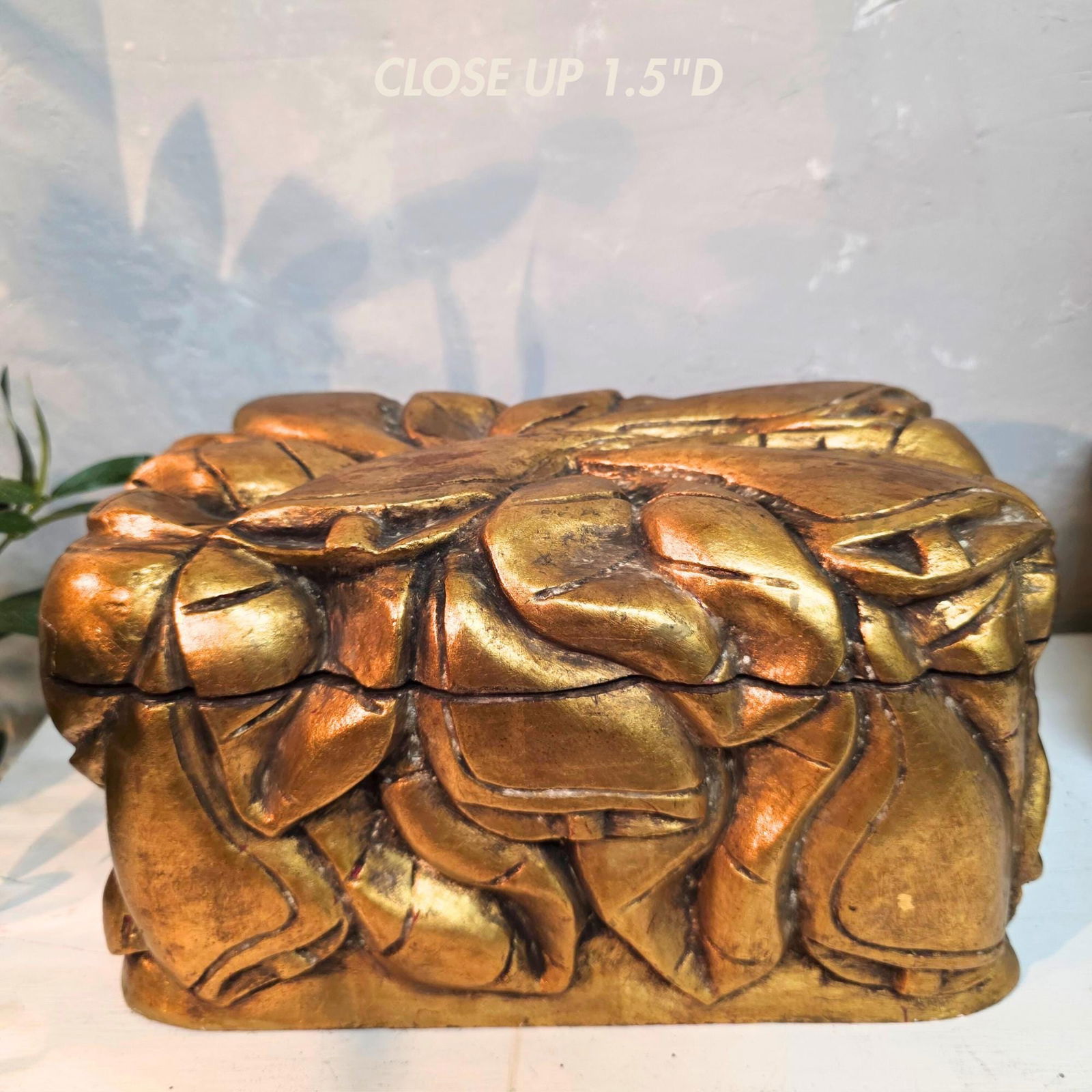 Vintage Italian Gilt Carved Wood Box: Hollywood Regency Jewelry Chest: Title: Vintage Italian Gilt Carved Wood Box: Hollywood Regency Jewelry Chest Description: This stunning vintage Italian giltwood box captures the artistry of mid-century Florentine design.