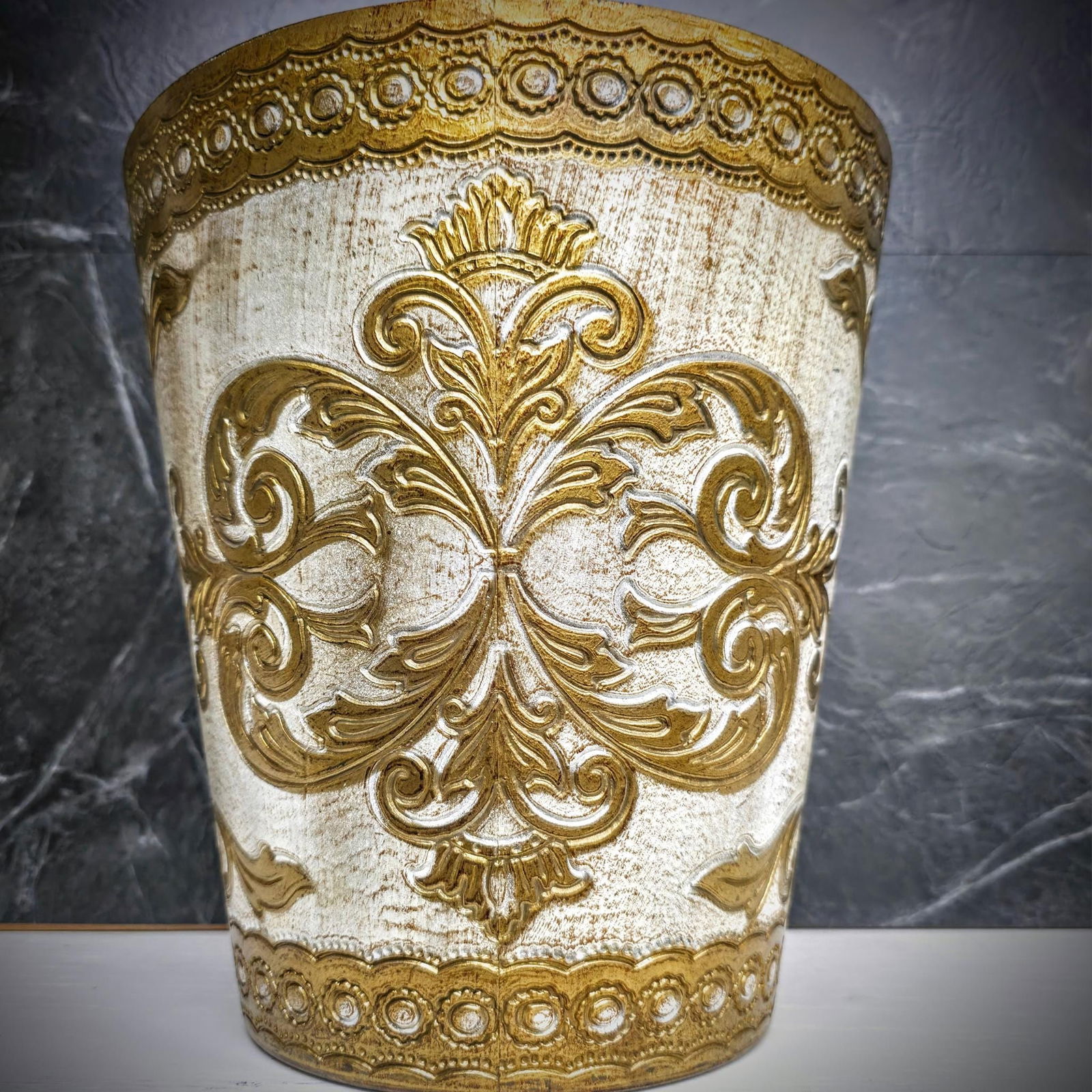 Vintage Italian Gilt Waste Basket Rococo Baroque Gold & White Decor Embossed Scrollwork Fleur-de-Lis: Title: Vintage Italian Gilt Waste Basket Rococo Baroque Gold & White Decor Embossed Scrollwork Fleur-de-Lis Old World Luxury Description: Vintage Italian gilt waste basket. Crafted in a