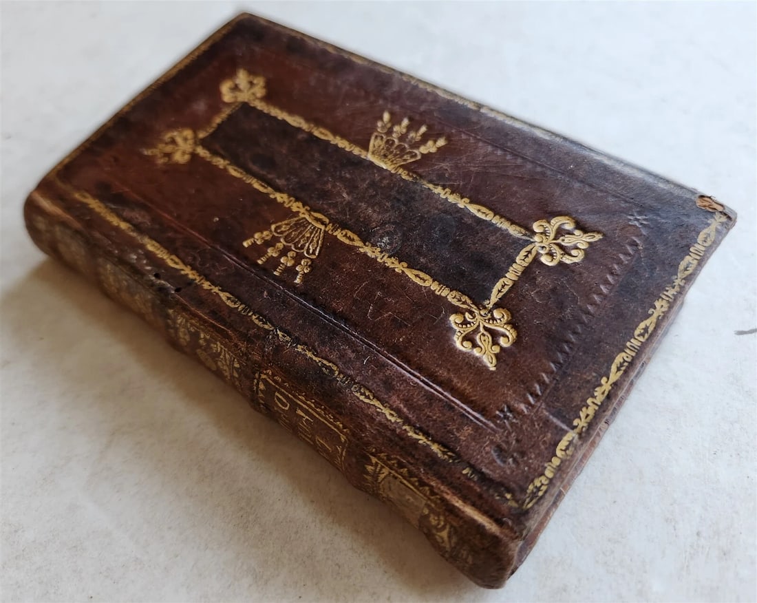 1722 DECORATIVE BINDING antique La veritable politique des personnes de qualite (1 of 8)