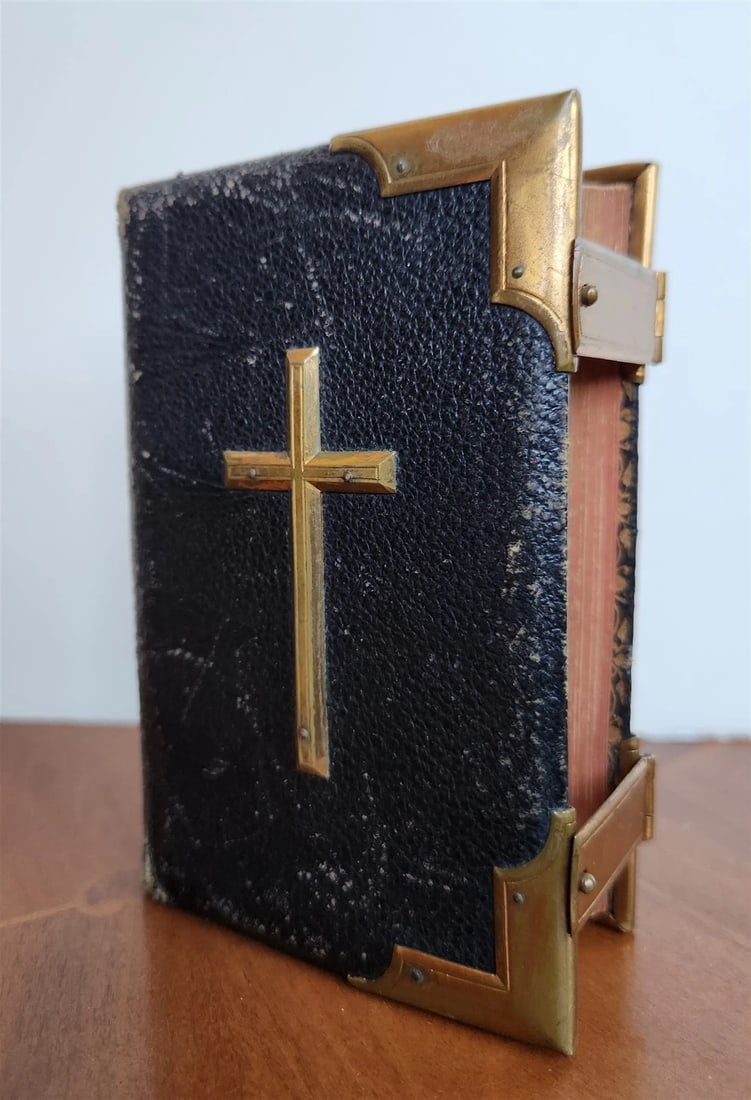 1830s COMMON PRAYER BOOK w/ PSALTER in ENGLISH antique BRASS DECORATED BINDING: Title: 1830s COMMON PRAYER BOOK w/ PSALTER in ENGLISH antique BRASS DECORATED BINDING Description: "THE BOOK OF COMMON PRAYER w/ PSALTER Cambridge, n.d. (c. 1830s) Nice leather binding with applied br