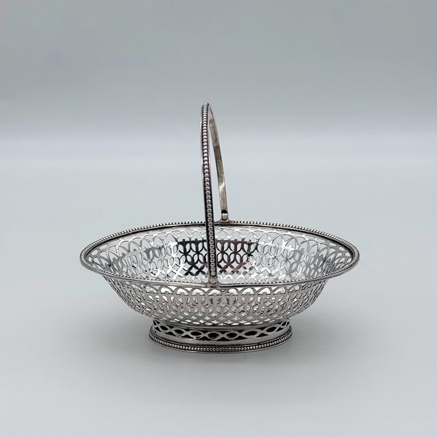 18th Century Antique George III Silver Sweet Meat Basket London 1776 Hester Bateman: Title:18th Century Antique George III Silver Sweet Meat Basket London 1776 Hester Bateman Description:Description Delightful oval Georgian silver bead highlighted swing handled sweet meat basket decor