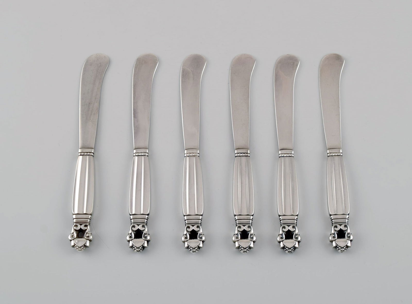 Six Georg Jensen Acorn butter knives in sterling silver.: Title:Six Georg Jensen Acorn butter knives in sterling silver.Description:Six Georg Jensen Acorn butter knives in sterling silver. Length: 15 cm. In excellent condition. Stamped. Our skilled Georg