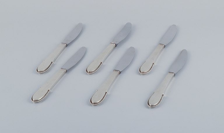 Georg Jensen Beaded. A set of six long-handled dinner knives in sterling silver with Raadvad blades: Title:Georg Jensen Beaded. A set of six long-handled dinner knives in sterling silver with Raadvad blades in stainless steel.Description:Georg Jensen Beaded. A set of six long-handled dinner knives
