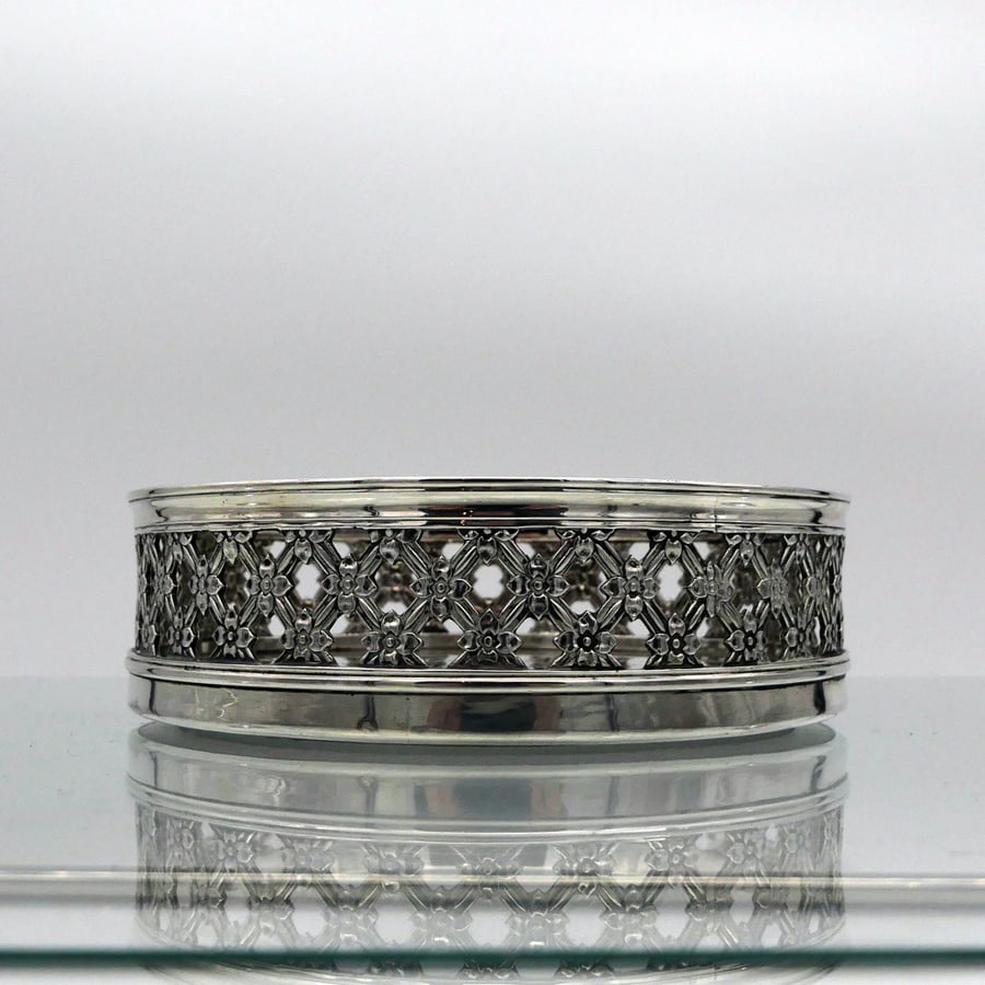 Early 19th Century Antique George IV Sterling Silver Wine Coaster London 1826 Benjamin Smith III: Title:Early 19th Century Antique George IV Sterling Silver Wine Coaster London 1826 Benjamin Smith IIIDescription:Description A beautiful Georgian silver wine coaster decorated with stunning rosette