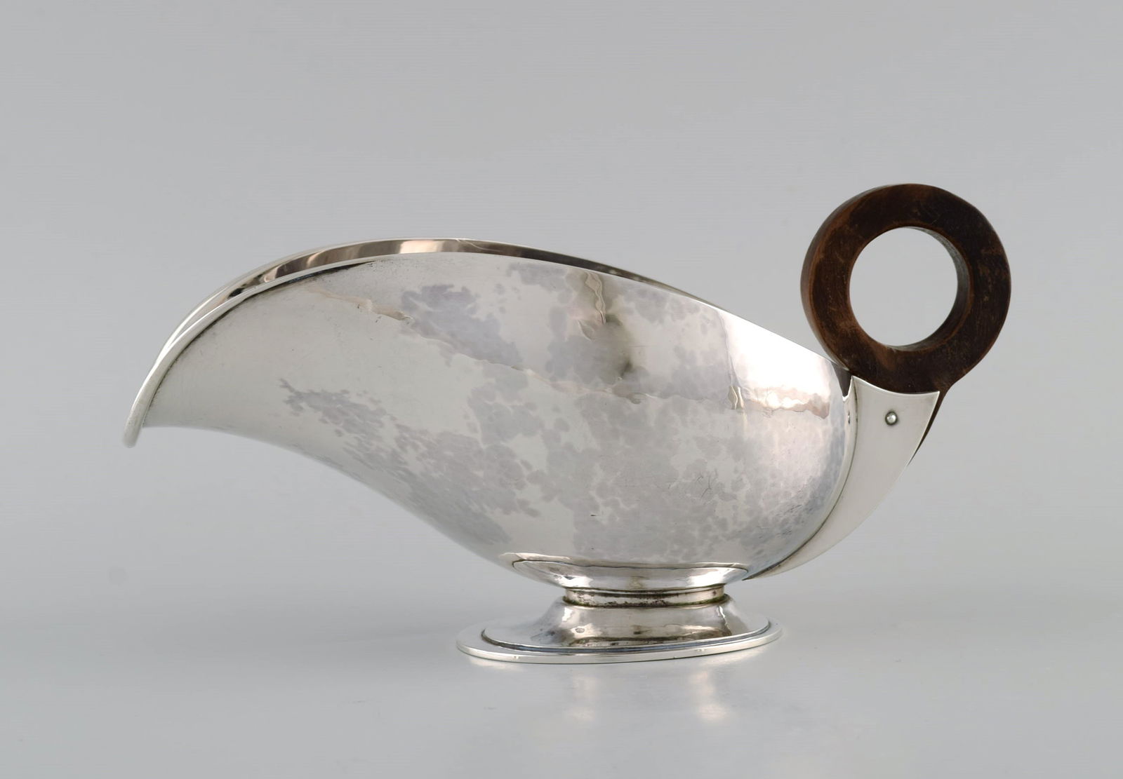 Hans Hansen (1884 - 1940), Denmark. Art deco / funkis sauce jug in sterling silver with handle in: Title:Hans Hansen (1884 - 1940), Denmark. Art deco / funkis sauce jug in sterling silver with handle in ebony. Dated 1938.Description:Hans Hansen (1884 - 1940), Denmark. Art deco / funkis sauce jug