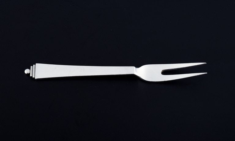 Georg Jensen Pyramid cold meat fork in sterling silver.: Title:Georg Jensen Pyramid cold meat fork in sterling silver.Description:Georg Jensen Pyramid cold meat fork in sterling silver. Post 1945 mark. In excellent condition. Length 11.4 cm. Reserve: