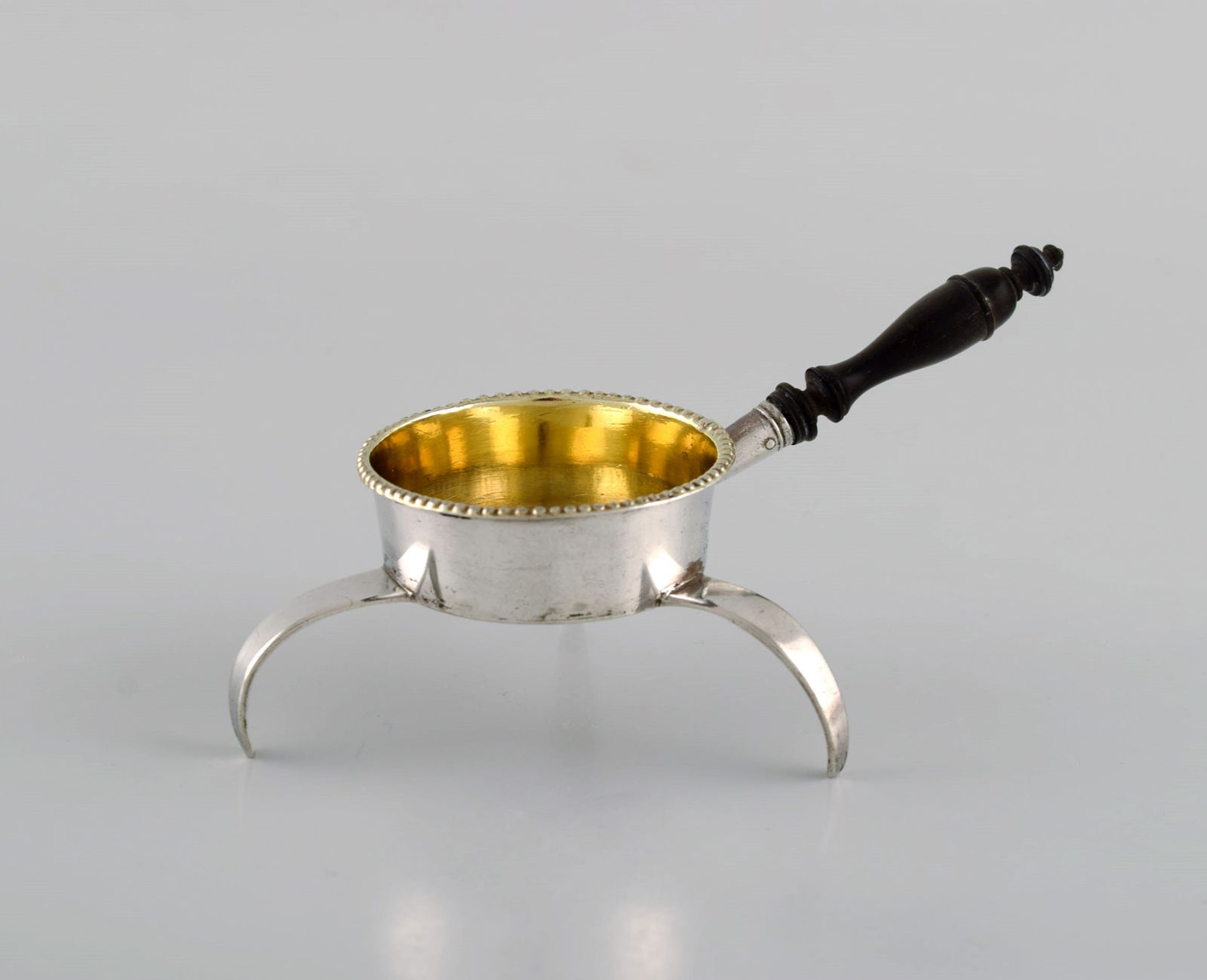 European silversmith. Antique silver tea strainer on tripod with shaft in turned ebony. Gilded: Title:European silversmith. Antique silver tea strainer on tripod with shaft in turned ebony. Gilded inside. 1800s.Description:European silversmith. Antique silver tea strainer on tripod with shaft
