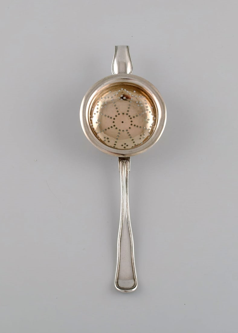 Danish silversmith. Antique silver (830) tea strainer. Dated 1873.: Title:Danish silversmith. Antique silver (830) tea strainer. Dated 1873.Description:Danish silversmith. Antique silver (830) tea strainer. Dated 1873. Length: 19 cm. In excellent condition. Stamped.