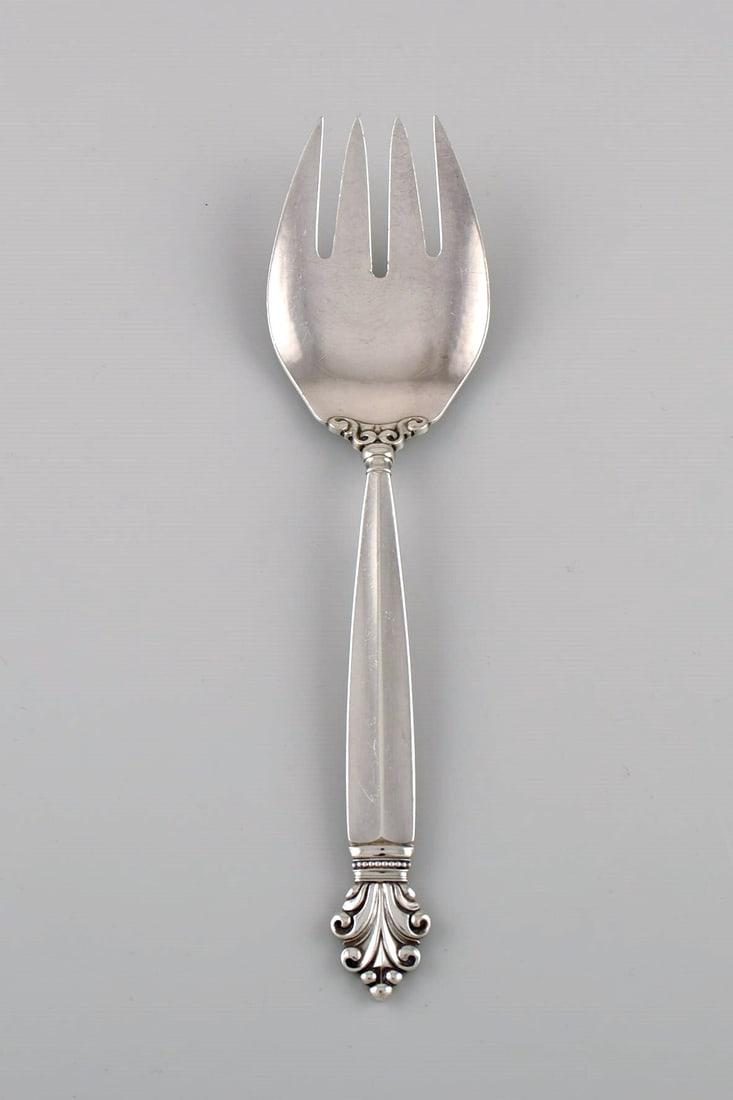 Large Georg Jensen Acanthus salad fork in sterling silver.: Title:Large Georg Jensen Acanthus salad fork in sterling silver. Description:Large Georg Jensen Acanthus salad fork in sterling silver. Length: 24.5 cm. In excellent condition. Stamped. Our skilled Ge
