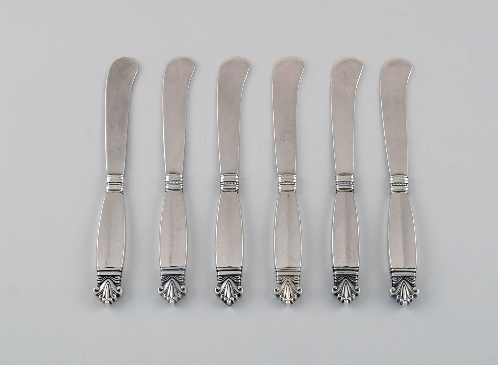 Six Georg Jensen Acanthus butter knives in sterling silver. (1 of 5)