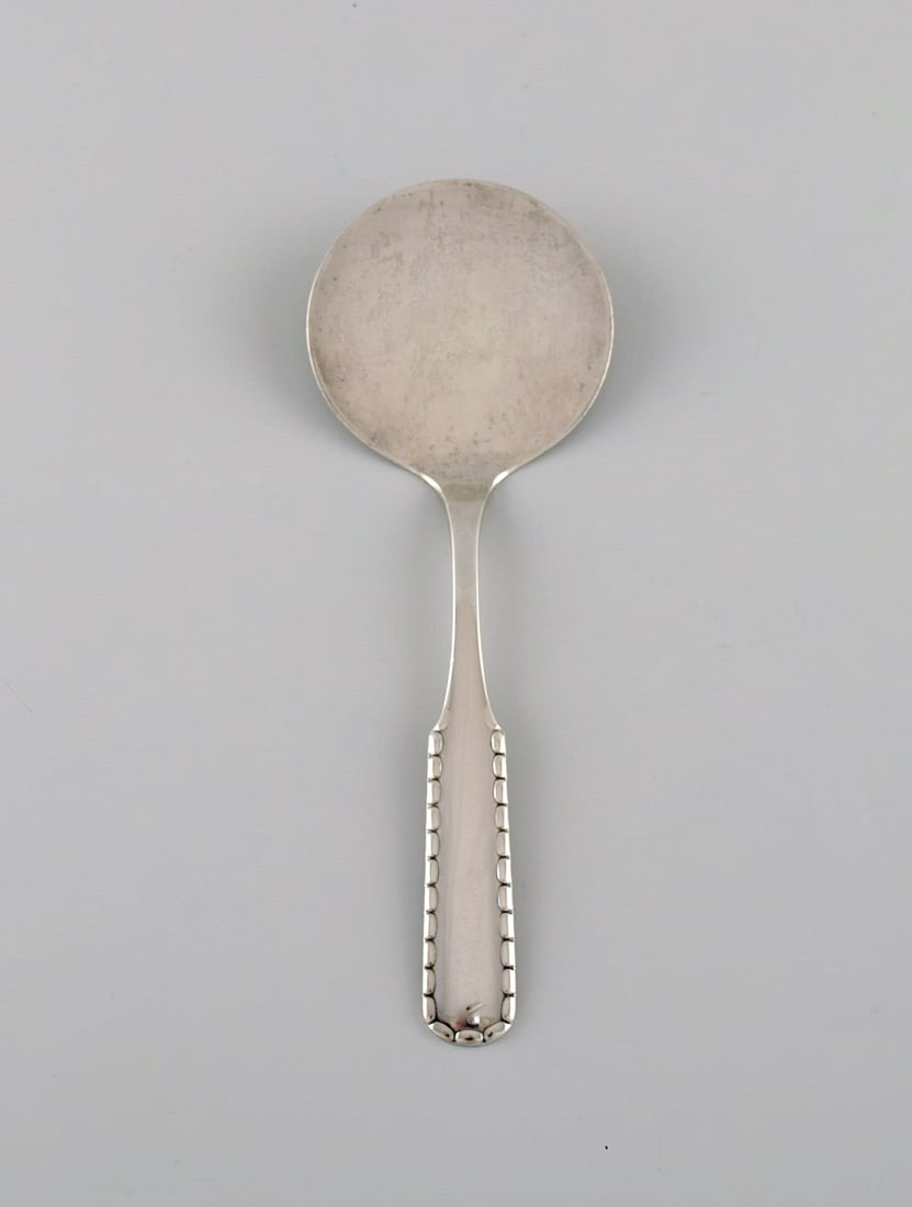 Early Georg Jensen Rope serving spade in silver (830). Dated 1915-1930.: Title:Early Georg Jensen Rope serving spade in silver (830). Dated 1915-1930. Description:Early Georg Jensen Rope serving spade in silver (830). Dated 1915-1930. Length: 15 cm. In excellent condition.